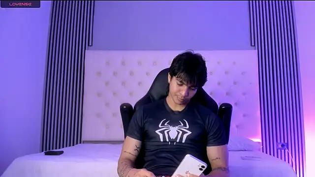 Snapshot of toji_luxxer chatting on 12.01.25 toji luxxer online show from 12.01.25