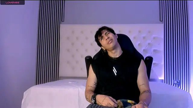 Snapshot of toji_luxxer chatting on 12.03.25 toji luxxer online show from 12.03.25