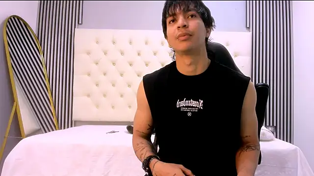 Snapshot of toji_luxxer chatting on 12.05.25 toji luxxer online show from 12.05.25