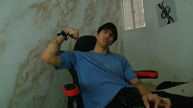 Snapshot of toji_luxxer chatting on 12.13.25 toji luxxer online show from 12.13.25