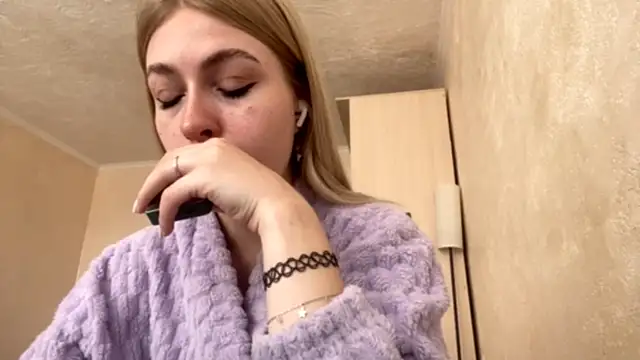 Snapshot of LanaNoir chatting on 09.18.25 LanaNoir online show from 09.18.25