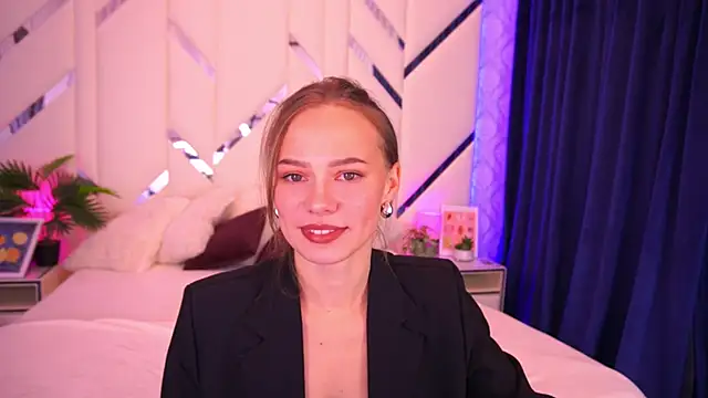 Snapshot of ShyySiren chatting on 10.14.25 ShyySiren online show from 10.14.25