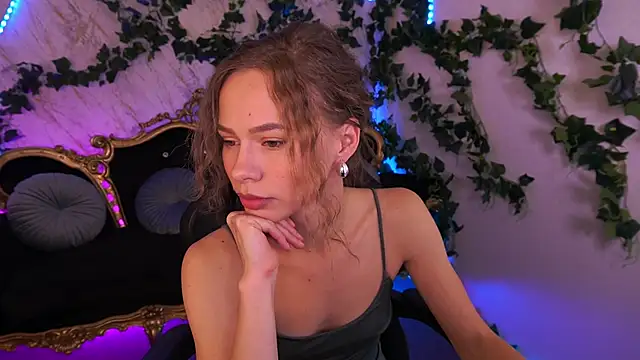 Snapshot of ShyySiren chatting on 10.19.25 ShyySiren online show from 10.19.25