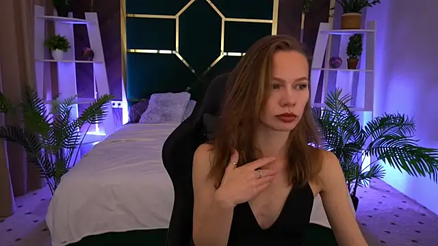 Snapshot of ShyySiren chatting on 11.19.25 ShyySiren online show from 11.19.25