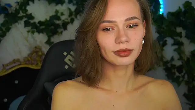 Snapshot of ShyySiren chatting on 11.27.25 ShyySiren online show from 11.27.25