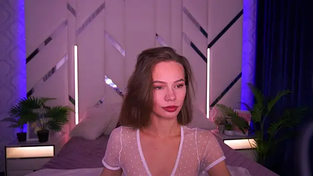 Snapshot of ShyySiren chatting on 12.04.25 ShyySiren online show from 12.04.25