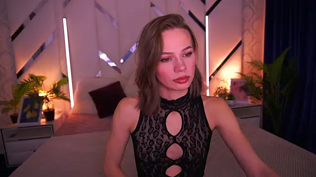 Snapshot of ShyySiren chatting on 12.15.25 ShyySiren online show from 12.15.25