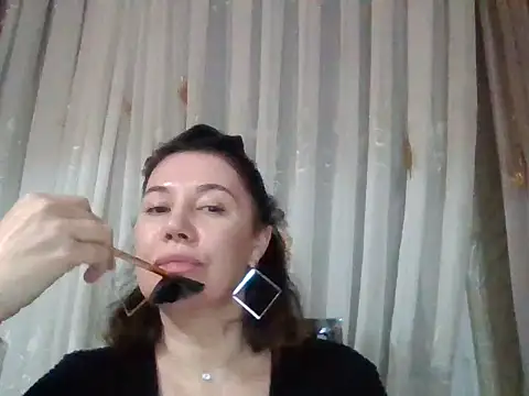 Snapshot of Lomivah chatting on 11.04.25 Lomivah online show from 11.04.25