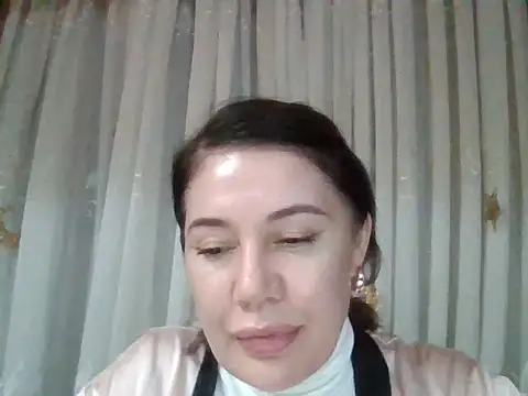 Snapshot of Lomivah chatting on 11.13.25 Lomivah online show from 11.13.25