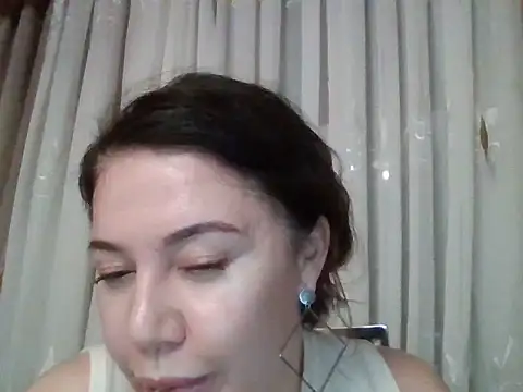 Snapshot of Lomivah chatting on 11.15.25 Lomivah online show from 11.15.25