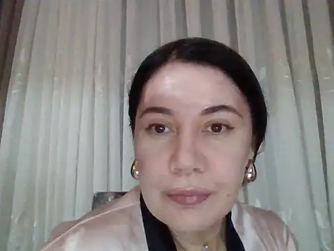 Snapshot of Lomivah chatting on 12.17.25 Lomivah online show from 12.17.25