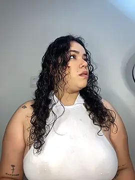 Snapshot of krisstenSantos chatting on 10.27.25 krisstenSantos online show from 10.27.25