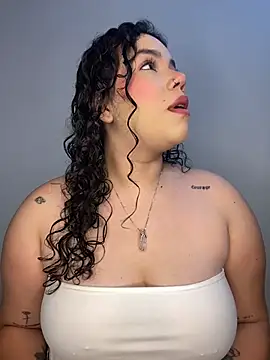 Snapshot of krisstenSantos chatting on 11.11.25 krisstenSantos online show from 11.11.25