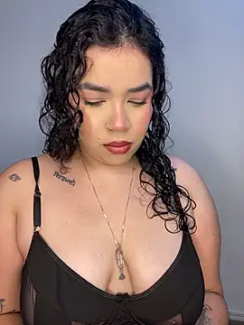 Snapshot of krisstenSantos chatting on 11.13.25 krisstenSantos online show from 11.13.25