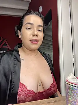 Snapshot of krisstenSantos chatting on 11.25.25 krisstenSantos online show from 11.25.25