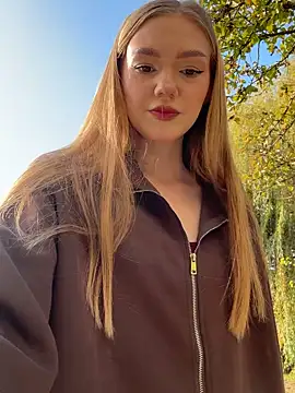 MilaMoone online show from 11.07.25