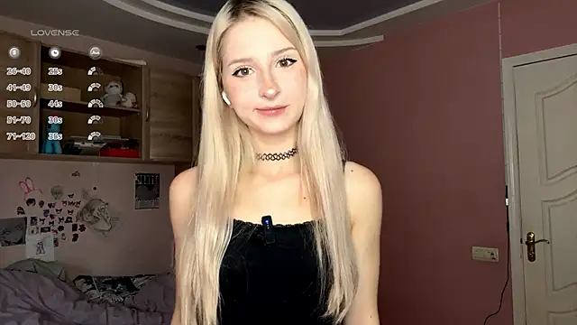 Snapshot of FridaAaberg chatting on 10.29.25 FridaAaberg online show from 10.29.25