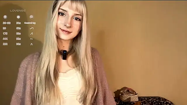 Snapshot of FridaAaberg chatting on 11.09.25 FridaAaberg online show from 11.09.25