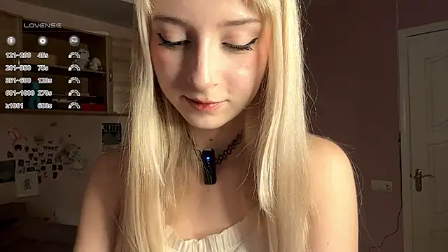 Snapshot of FridaAaberg chatting on 11.12.25 FridaAaberg online show from 11.12.25