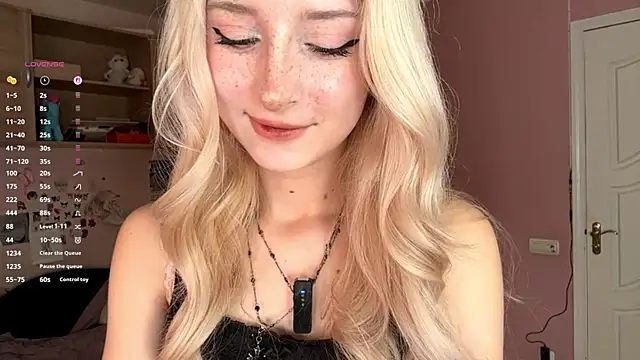 Snapshot of FridaAaberg chatting on 11.14.25 FridaAaberg online show from 11.14.25