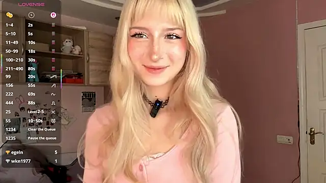 Snapshot of FridaAaberg chatting on 11.26.25 FridaAaberg online show from 11.26.25