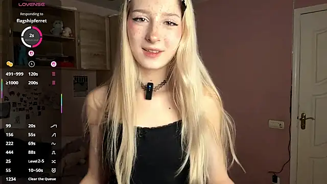 Snapshot of FridaAaberg chatting on 11.30.25 FridaAaberg online show from 11.30.25