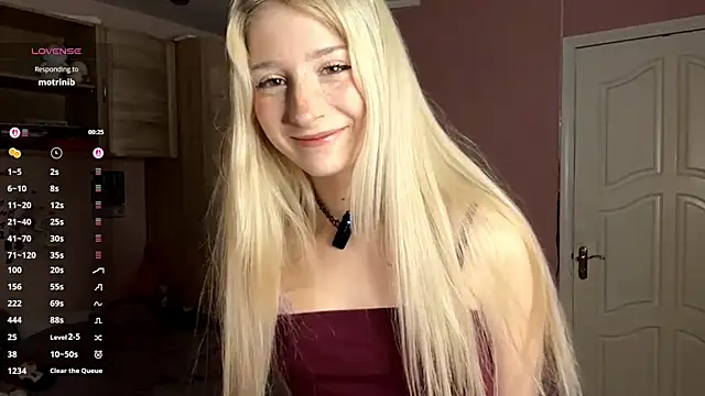 Snapshot of FridaAaberg chatting on 12.05.25 FridaAaberg online show from 12.05.25