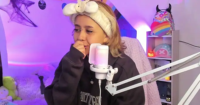 Snapshot of NekoWaifu chatting on 10.04.25 NekoWaifu online show from 10.04.25