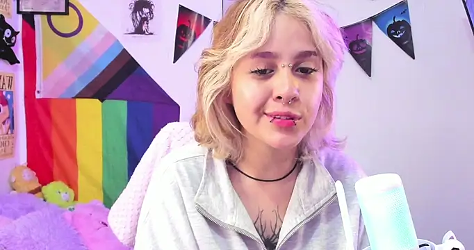 Snapshot of NekoWaifu chatting on 10.18.25 NekoWaifu online show from 10.18.25