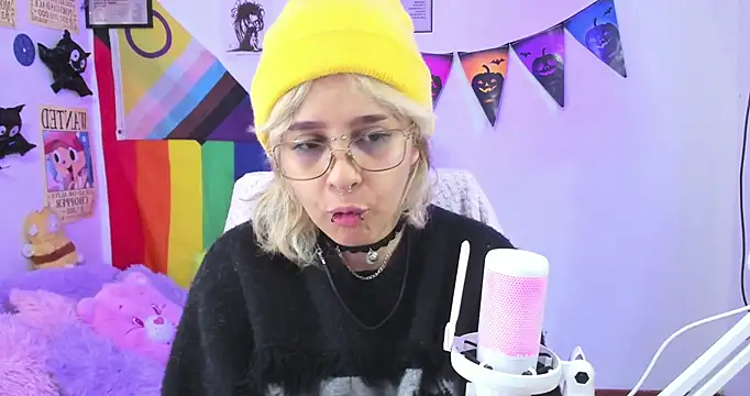 Snapshot of NekoWaifu chatting on 10.25.25 NekoWaifu online show from 10.25.25