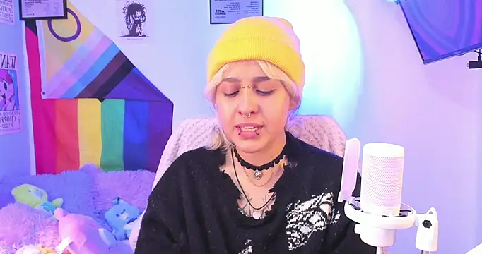 Snapshot of NekoWaifu chatting on 11.12.25 NekoWaifu online show from 11.12.25