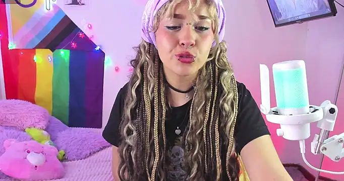 Snapshot of NekoWaifu chatting on 12.01.25 NekoWaifu online show from 12.01.25