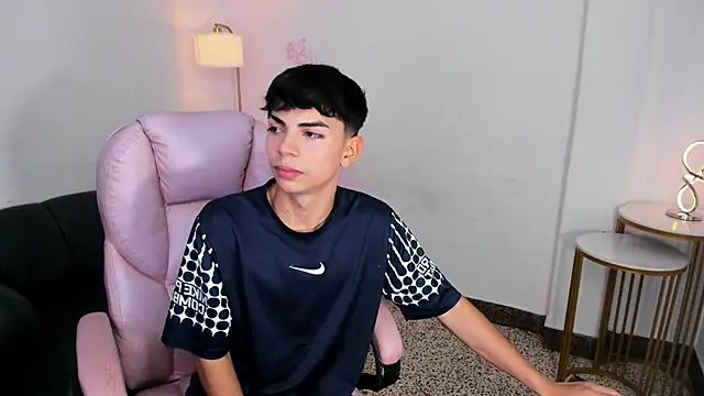 Snapshot of Peter_chase chatting on 12.21.25 Peter chase online show from 12.21.25