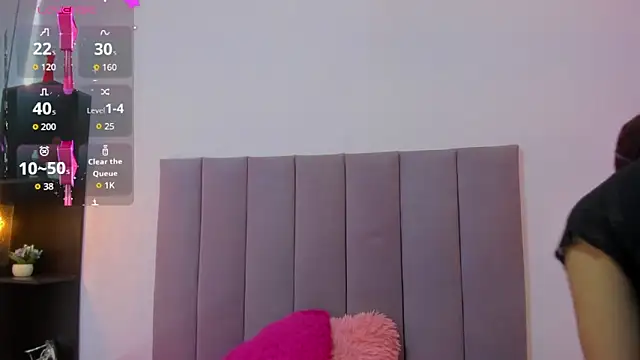 HoollyHendrix online show from 10.21.25