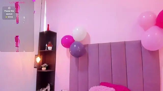 HoollyHendrix online show from 11.05.25