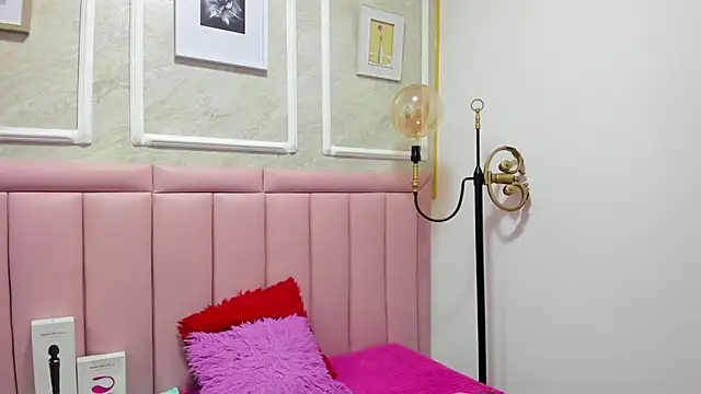 HoollyHendrix online show from 12.17.25