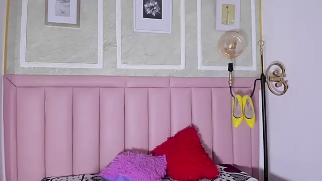 HoollyHendrix online show from 01.07.26