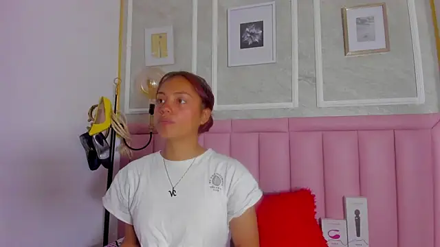 HoollyHendrix online show from 02.19.26