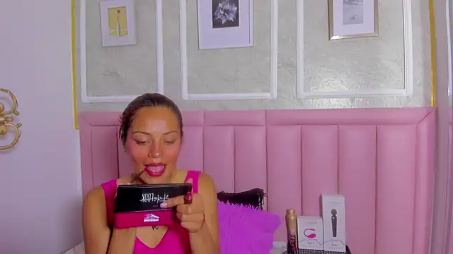 HoollyHendrix online show from 03.05.26