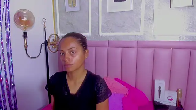 HoollyHendrix online show from 03.11.26