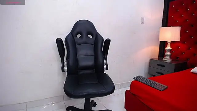 Snapshot of SkylerBigxxx chatting on 09.26.25 SkylerBigxxx online show from 09.26.25