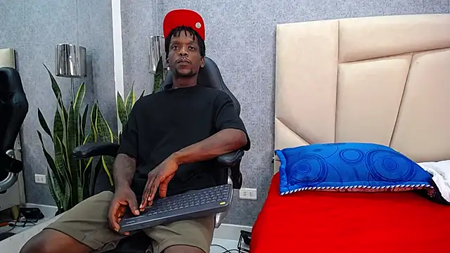 Snapshot of SkylerBigxxx chatting on 09.30.25 SkylerBigxxx online show from 09.30.25