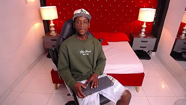 Snapshot of SkylerBigxxx chatting on 10.20.25 SkylerBigxxx online show from 10.20.25