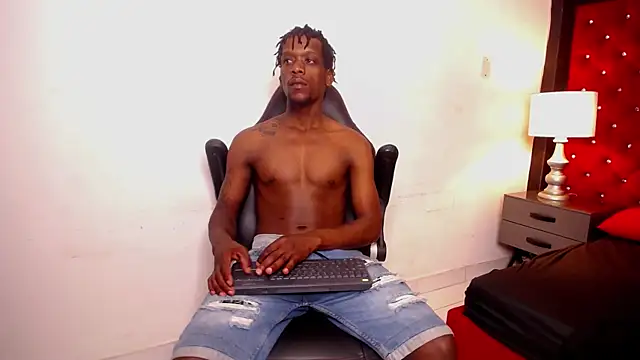 Snapshot of SkylerBigxxx chatting on 11.05.25 SkylerBigxxx online show from 11.05.25