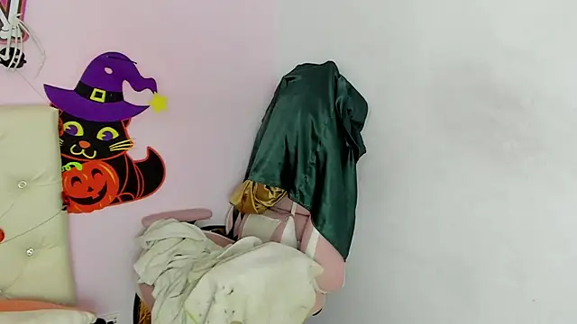 Snapshot of Yuni_kim chatting on 10.31.25 Yuni kim online show from 10.31.25