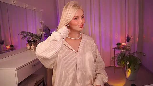 Snapshot of Amelia_Wells chatting on 09.24.25 Amelia Wells online show from 09.24.25