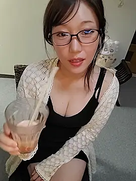 M Kaede online show from 10.30.25