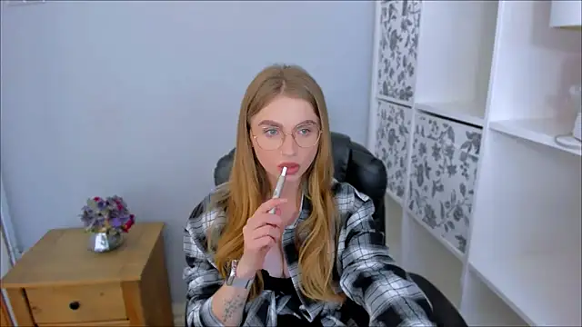 Snapshot of JasmineAlone chatting on 10.12.25 JasmineAlone online show from 10.12.25