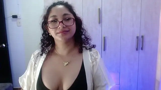 Snapshot of Gia_Dior chatting on 10.29.25 Gia Dior online show from 10.29.25