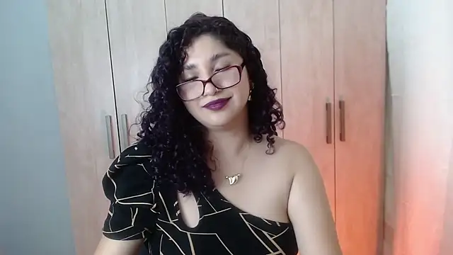 Snapshot of Gia_Dior chatting on 10.30.25 Gia Dior online show from 10.30.25